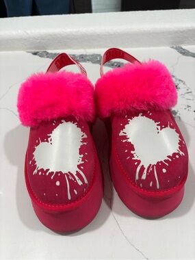 Ugg pink slippers size 7 women’s new